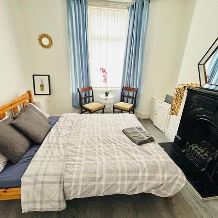 Entire 3 Bedroom House- Free Parking Liverpool Zewnętrze zdjęcie
