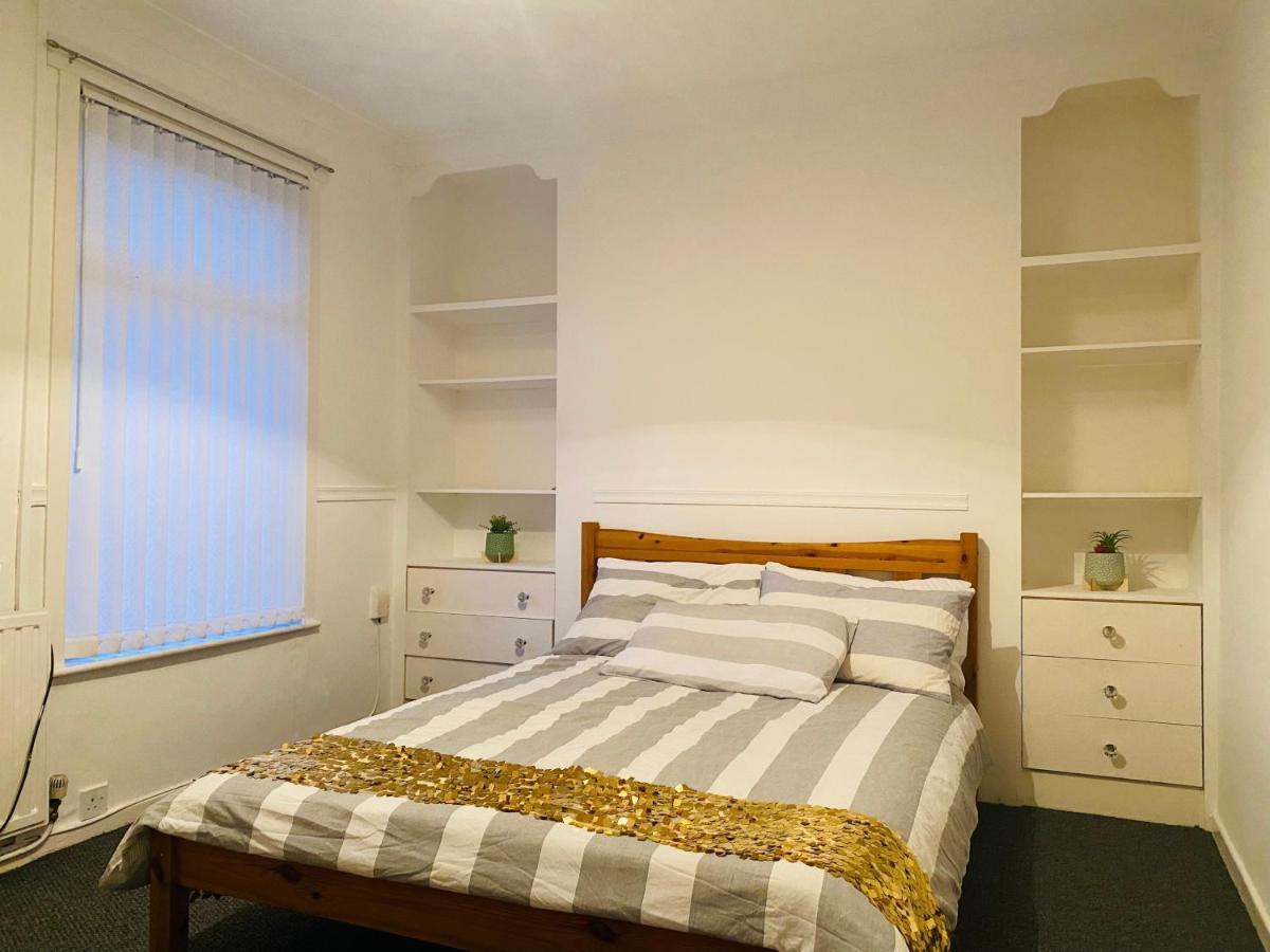 Entire 3 Bedroom House- Free Parking Liverpool Zewnętrze zdjęcie