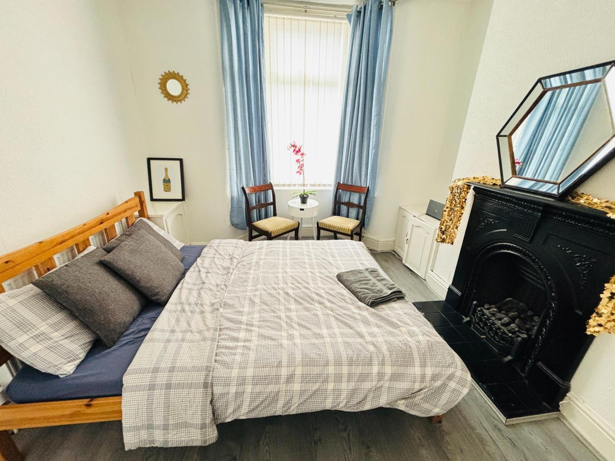 Entire 3 Bedroom House- Free Parking Liverpool Zewnętrze zdjęcie