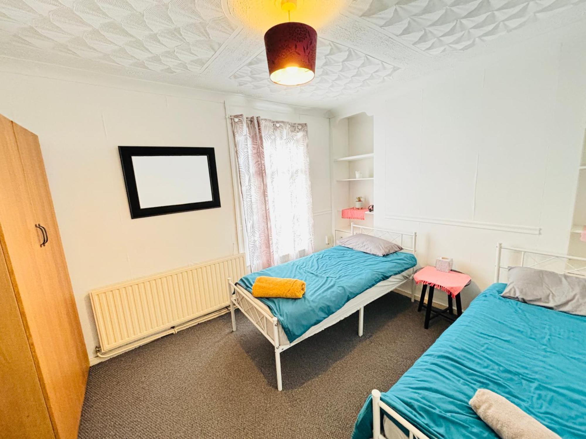 Entire 3 Bedroom House- Free Parking Liverpool Zewnętrze zdjęcie