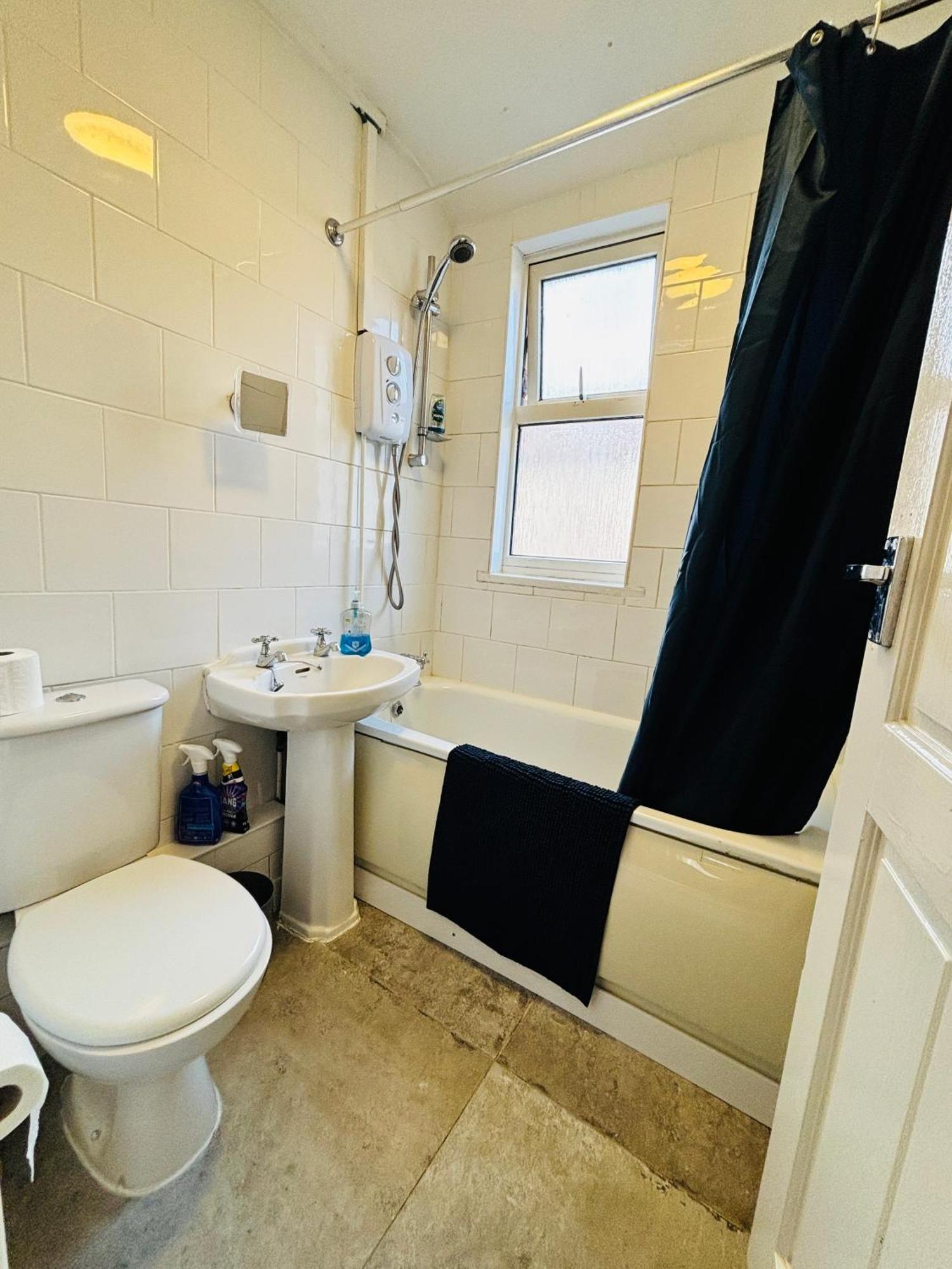 Entire 3 Bedroom House- Free Parking Liverpool Zewnętrze zdjęcie